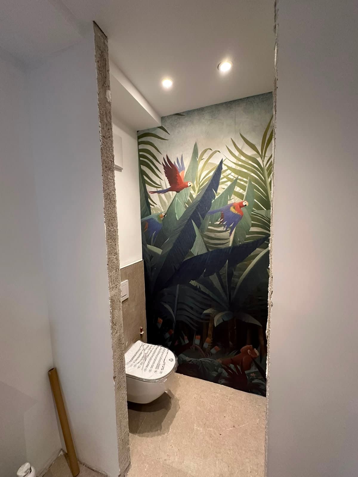 Bagno con carta da parati tropicale