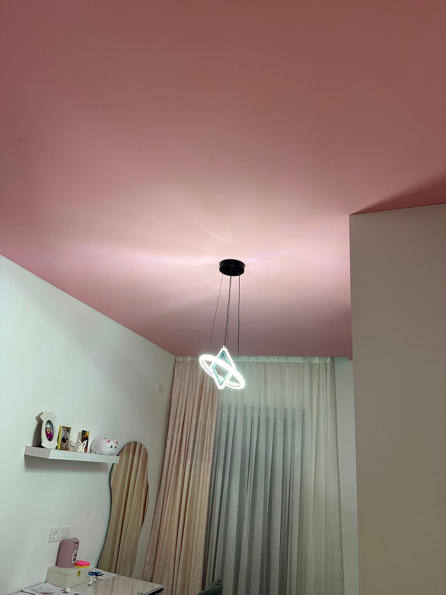 Cameretta con soffitto rosa
