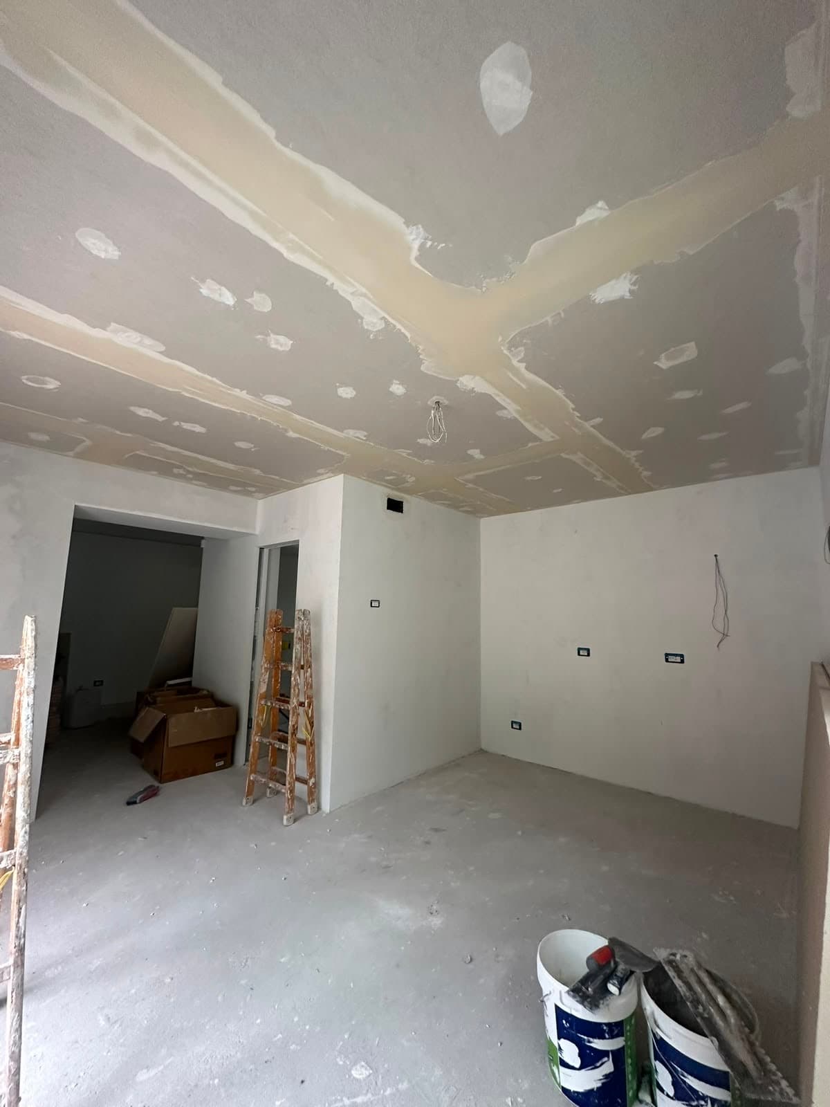 Controsoffitto in fase di stuccatura