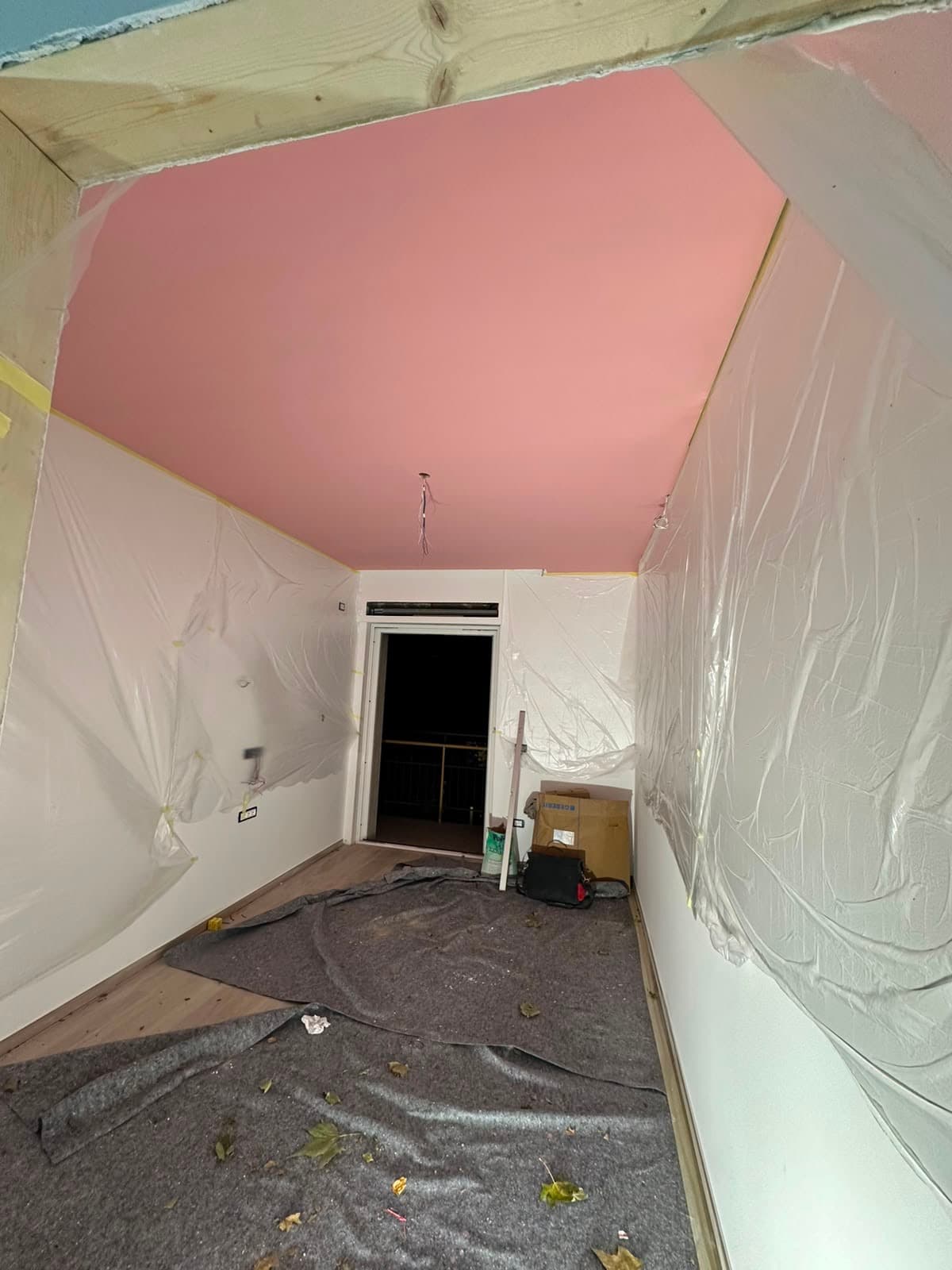 Soffitto rosa in mansarda